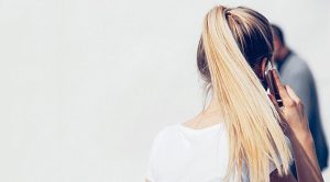 Lire la suite à propos de l’article Décoloration sur cheveux sales ou propres : que faut-il savoir ?